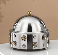 Plat chauffant élégant avec couvercle en forme de dôme et détails floraux argentés et dorés, parfait pour les buffets de fête, la restauration et les réceptions festives