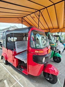 รถสามล้อไฟฟ้าสำหรับผู้โดยสาร 48V 501-800W ตัวถังปิด 4 ที่นั่ง สีแดง สำหรับใช้งานในชนบท - Product Image 1