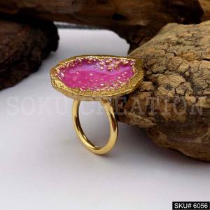 Joyería de lujo para mujer chapada en oro un gran anillo de diseñador de cóctel de forma redonda de esmalte hecho a mano - Product Image 1