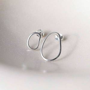 Boucles d'oreilles à triple torsion en argent sterling au design élégant et contemporain pour cadeau de fête de mariage-sans nickel et sans plomb - Product Image 5