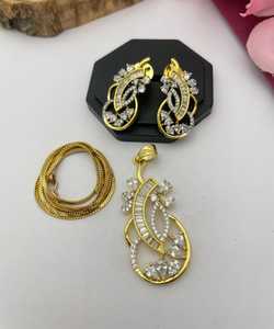 Conjunto de collar con colgante CZ de tendencia para mujer, diferentes diseños para fiesta y ropa informal hecha a mano con material de latón - Product Image 1