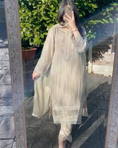 Look lourd Designer fête porter Faux Georgette haut pantalon & Dupatta ensemble avec séquence lourde broderie et coupe travail Kurta pantalon ensemble - Product Image 2