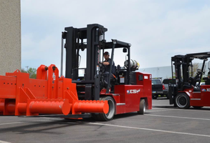 Offre exclusive aux enchères pour chariots élévateurs à pneus coussinés XC350L 2017, capacité de maintien de 35 000 LBS - Product Image 4