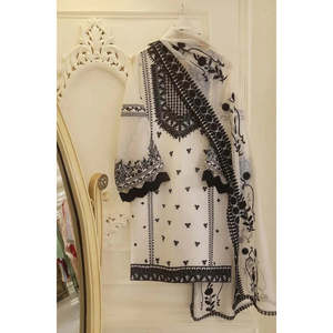 Ensemble de costume AGHA NOOR pour femmes, composé de 3 pièces : chemise en mousseline de soie brodée et dupatta en tissu khaddi brodé, BIC-4557 - Product Image 1