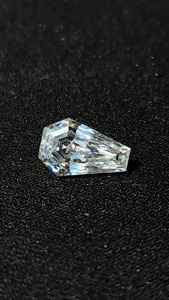 Diamante cultivado en laboratorio de 2 quilates con corte escudo VVS para la fabricación de anillos, corte elegante, certificado IGI, diamante CVD suelto a precio mayorista desde India. - Product Image 4