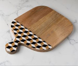 Tabla de cortar de madera de mango de último diseñador con mango decorativo de resina Superficie de corte premium y agarre ergonómico elegante - Product Image 3