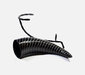Auténtico Cuerno Vikingo Negro Hecho a Mano para Beber con Únicas Ranuras Talladas en Espiral y Soporte de Trípode de Hierro Forjado Resistente - Product Image 3