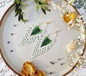 Pendientes Hechos a Mano con Cuentas de Semillas, Pendientes con Flecos, Blancos y Verdes - Product Image 1