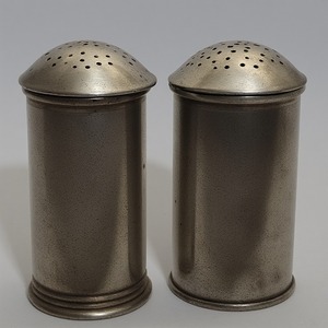 Molinillo de sal y pimienta de madera Vintage con molinillo de bronce rústico artesanal hecho a mano que ofrece acento decorativo para comedor - Product Image 3