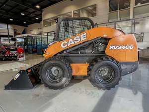 Chargeuse sur pneus CASE SV340B d'occasion, chargeuse compacte, pelle rétrocaveuse, machine de terrassement diesel pour la construction - Product Image 2