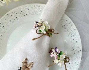 Anneau de serviette en rotin élégant avec accent de fleur jaune pour la décoration de table rustique bohème et la mise en scène de table de fête Vente en gros en provenance d'Inde - Product Image 2