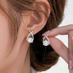 Boucles d'oreilles créoles mignonnes en moissanite taille ronde pour femmes, fiançailles - Product Image 1