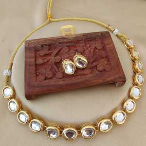 Elegante Conjunto de Joyería India Tradicional con Pedrería Kundan y Trabajo Meenakari en la Parte Posterior para Bodas, Festivales y Ocasiones Especiales - Product Image 5