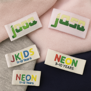 ป้ายผ้าซาตินทำจากโพลีเอสเตอร์เงาออกแบบได้ตามต้องการสำหรับแท็กเสื้อผ้าคอและขอบใช้การออกแบบตกแต่งที่เป็นมิตรกับผิวนุ่มและทนทาน - Product Image 1