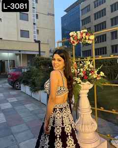 ชุดเลเฮนกาจากนักออกแบบใหม่สำหรับผู้หญิงชุดแต่งกายแบบพิเศษทำจากผ้าไหมคาสทูริหนักพิเศษพร้อมด้ายและงานปักเลื่อมสำหรับงานแต่งงาน - Product Image 3