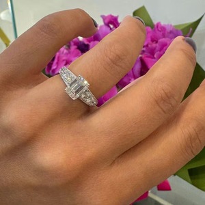 Bague de fiançailles solitaire en diamant de laboratoire taille émeraude 2 carats F-VS2 poli, monture à griffes en or massif 14K, bijou de déclaration - Product Image 1