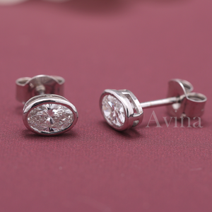Boucles d'oreilles clous en or 18 carats avec diamant ovale solitaire cultivé en laboratoire certifié IGI, serti clos - Product Image 1