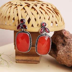 Pendientes Antiguos de Plata Oxidada con Piedra Roja, Regalo para Ella - Product Image 1