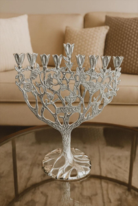 "Menorah de semicírculo de bronce envejecido con intrincados patrones en relieve y un simple soporte moderno, a precios de mayorista ahora." - Product Image 3
