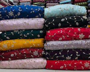 Tela bordada de seda Premium 100% con piedra y trabajo floral de cuentas disponible en varios colores para trajes Sarees Lehengas - Product Image 3