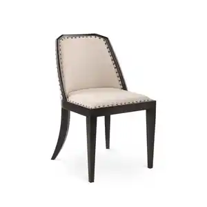 桃花心木餐椅: 专业制作的无扶手椅，配有毛绒装饰