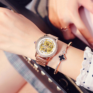 Reloj de temperamento femenino de oro rosa a la moda, reloj mecánico de lujo hueco con incrustaciones de diamantes - Product Image 1