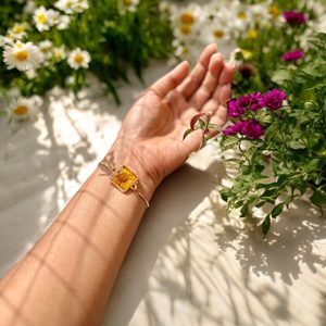 สร้อยข้อมือเรซินปรับแต่งเครื่องประดับทำด้วยมือสร้อยข้อมือเรซิ่นที่มีดอกไม้จริงที่ออกแบบมาเพื่อความสบายที่มีเสน่ห์และไม่เหมือนใครสำหรับผู้หญิง - Product Image 3