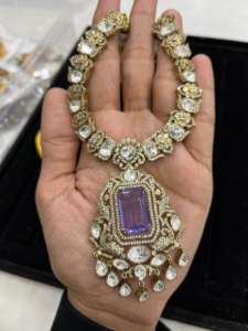 Ensemble collier et boucles d'oreilles longues de luxe en plaqué or de haute qualité, style vintage, grand centre de table en émeraude, laiton et zircon - Product Image 6