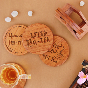 Posavasos de madera con un diseño cuadrado de madera clara e incrustaciones de hueso en forma de chevron son un juego elegante, disponible a precios de mayoreo. - Product Image 4