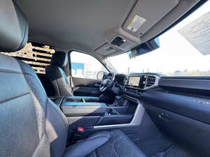 Toyota Tundra SR5 2023 en parfait état - Product Image 2