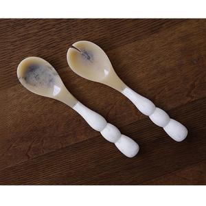 Serveurs à salade en résine surmontés ensemble de deux pièces pour pâtes à salade et apéritifs cuillères de service à salade élégantes et durables ustensiles de cuisine - Product Image 1