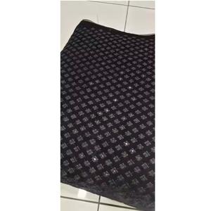 Tela de terciopelo bordada Regal diseñada para acentos de decoración del hogar de moda de alta gama y ceremonia tradicional disponible para la venta - Product Image 1