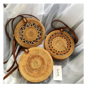 Bolso cruzado de ratán minimalista tejido a mano en Vietnam para los amantes de la moda sostenible y el estilo de vida natural - Product Image 3