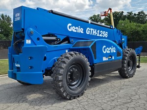 Téléhandler Genie GTH-1256 d'occasion de qualité supérieure avec capacité de charge de 1200 kg et moteur à gaz GNC pour les travaux de manutention lourde à vendre - Product Image 6