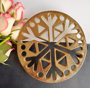 Salvamanteles de copo de nieve de metal dorado con diseño calado para platos calientes y protección de mesa de cocina disponible a precios baratos al por mayor - Product Image 1