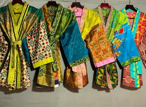 Robe Kimono en Soie Indienne Vintage Faite à la Main en Gros, Robe en Satin Sari pour Femmes avec Design de Mode Plage, Cadeau Parfait pour Elle - Product Image 5