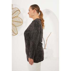 Blusa Lavada de Talla Grande con Detalle de Parche en el Cuello, Color Negro - Product Image 4