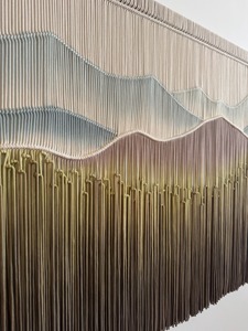 Décoration murale en macramé inspirée de la vue sur la montagne pour les maisons contemporaines, art textile unique et style mural élégant en provenance d'Inde - Product Image 3