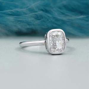 Anillo de Compromiso Solitario con Corte Cojín, Certificado IGI, Oro Blanco con Engaste de Bisel y Diamante para Futura Novia - Product Image 2