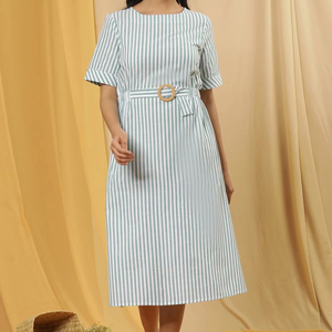 Elegante Vestido Casual de Verano para Mujer, Talla Grande, Corte A, Manga Corta, Cintura Natural, Cierre de Cremallera, Tejido a Rayas Teñido con Hilo, Largo hasta la Rodilla - Product Image 1