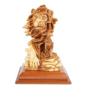 Escultura tallada a mano "León y Cordero" – símbolo de paz, hecha de madera de olivo (30 cm) - Product Image 1