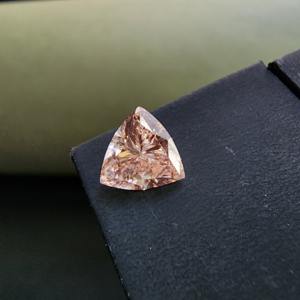 Magnifique diamant de laboratoire cultivé en CVD de 1,0 carat, de qualité supérieure, de couleur rose fantaisie, taille trillion, certifié IGI, article de luxe en vente - Product Image 3