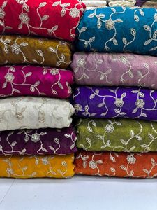 Tela de Seda Bordada de Diseño con Cuentas y Pedrería, Motivos Florales para Saris, Trajes y Ropa Étnica Festiva - Product Image 5