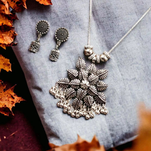 Collar con aspecto de plata y latón, diseño de flores, cadena de forma redonda oxidada chapada en plata, collar de plata con pendiente Jhumka - Product Image 1