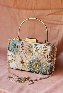 Bolso de Mano de Seda con Bordado Zardozi Estampado, Media Luna, Perlas y Flores, Regalo de Boda India para Mujer - Product Image 2