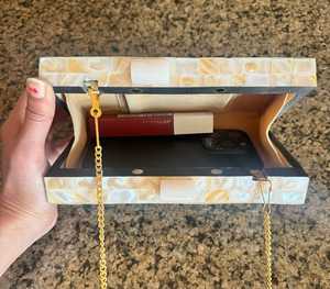 Authentique pochette en résine et métal mosaïque de style bohème pour femme étanche avec décoration de chaîne faite à la main d'Inde - Product Image 4