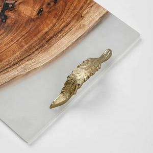 Bandeja rectangular moderna de madera de acacia para servir, hecha a mano, elegante, de madera, segura para alimentos, plato de charcutería de resina epoxi para bodas - Product Image 5