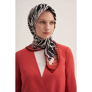 Sciarpa Quadrata in Seta Crepe Satinata con Motivo Zebrato - Stola Etnica Mediorientale per Donne, Uso Ufficio 90x90 cm - Product Image 1
