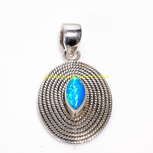 Pendentif ovale en opale de feu bleue fait à la main, argent sterling 925, bijoux texturés de créateur - Product Image 4