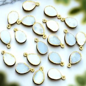 Connecteur de charme plaqué or en forme de poire blanc Druzy 10x14 MM pour la fabrication de bijoux - Product Image 1